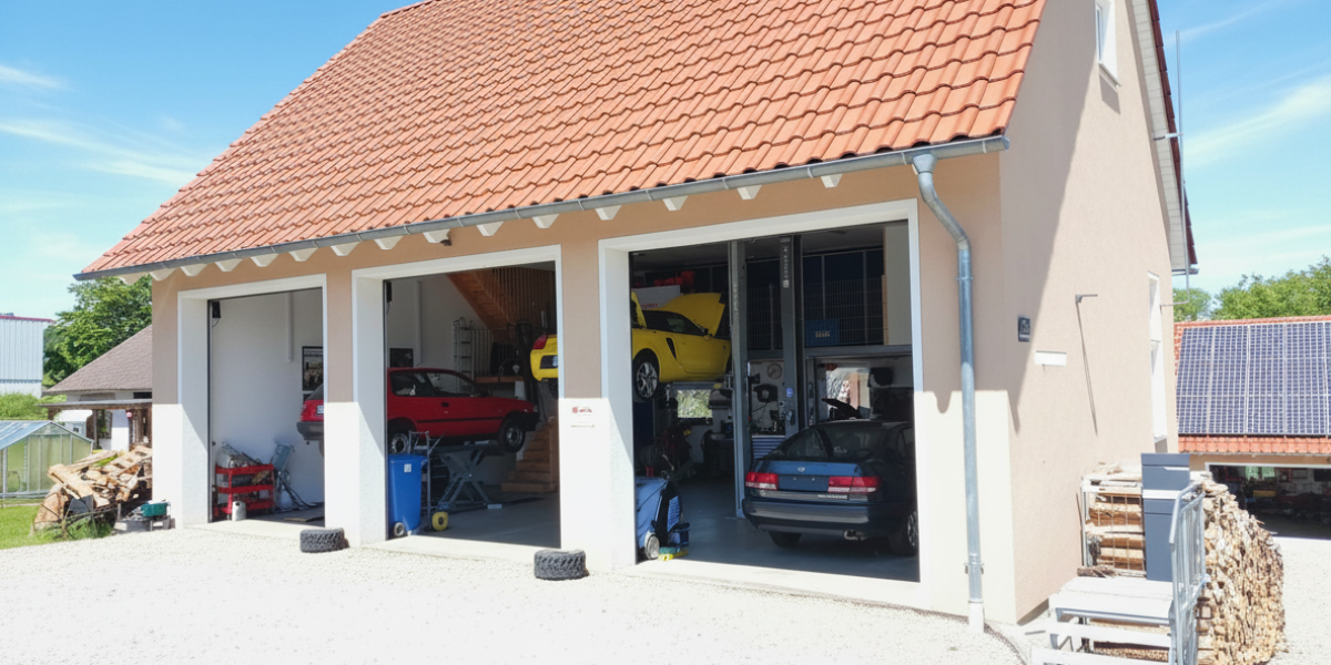 Werkstatt_Außen_Tore_offen_optimiert